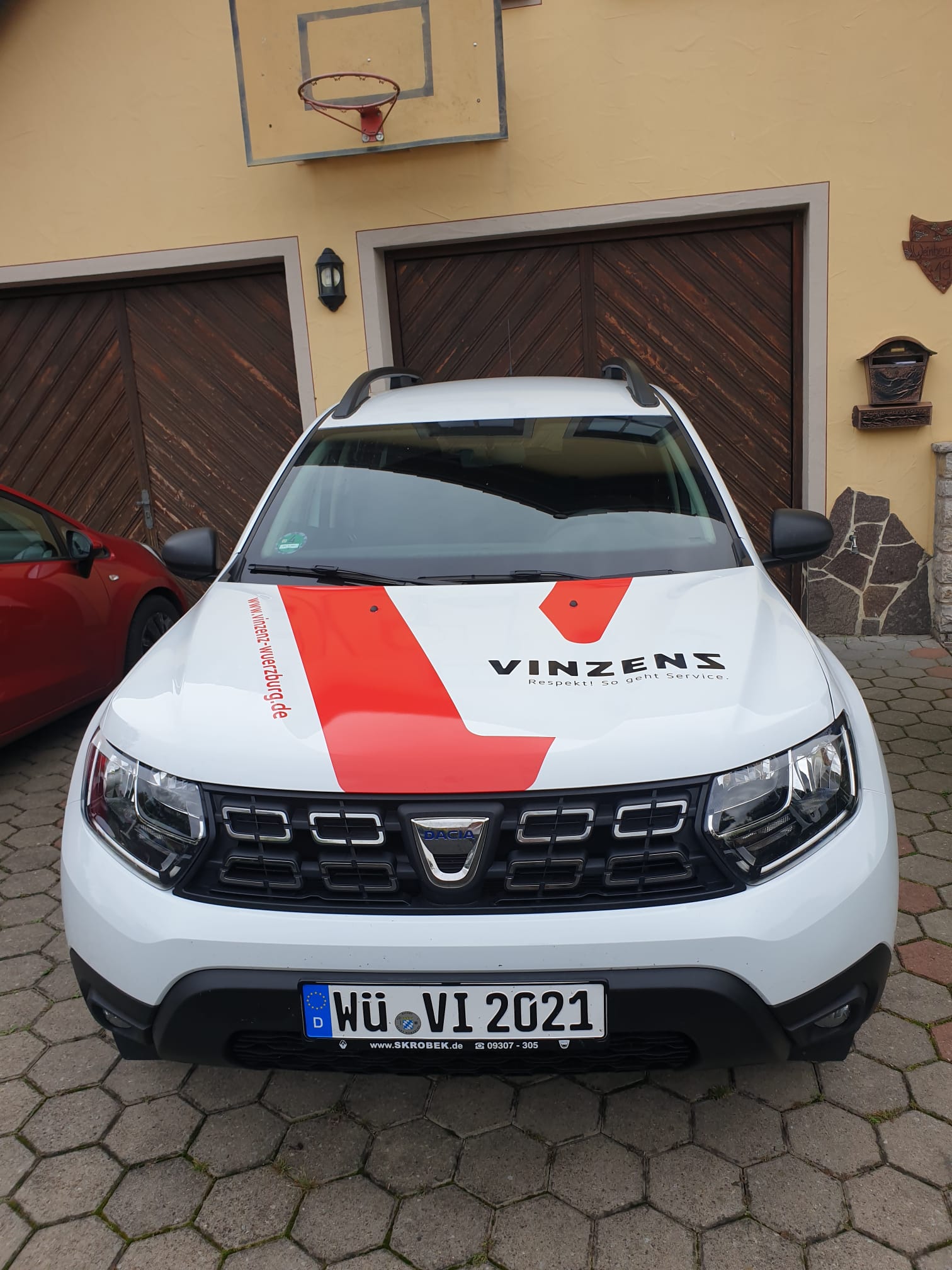 Auto von vorne mit Vinzenz-Logo und Internet-Adresse.