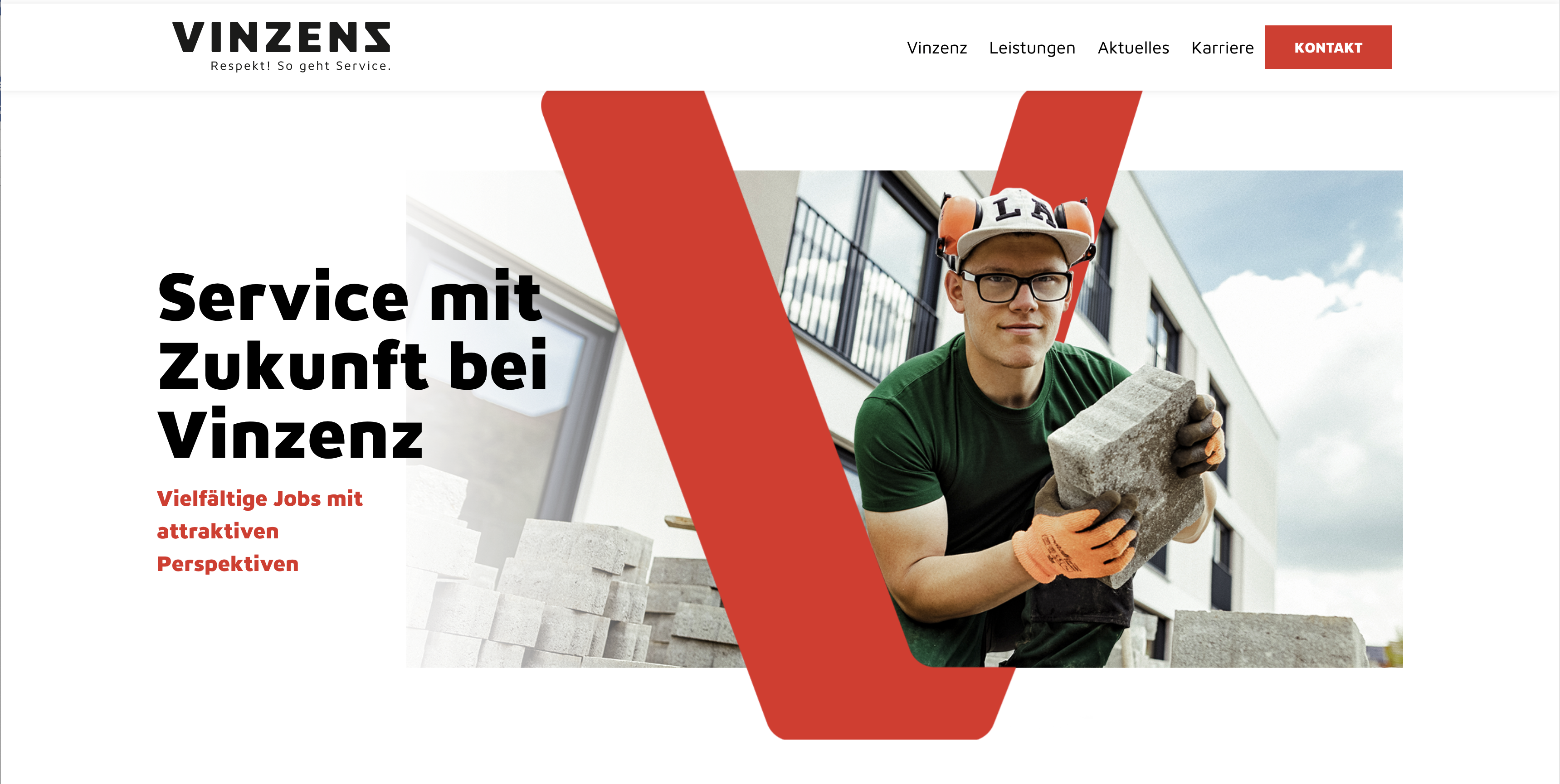 Mann vor Wohnhaus hält Betonstein, trägt Arbeitshandschuhe .