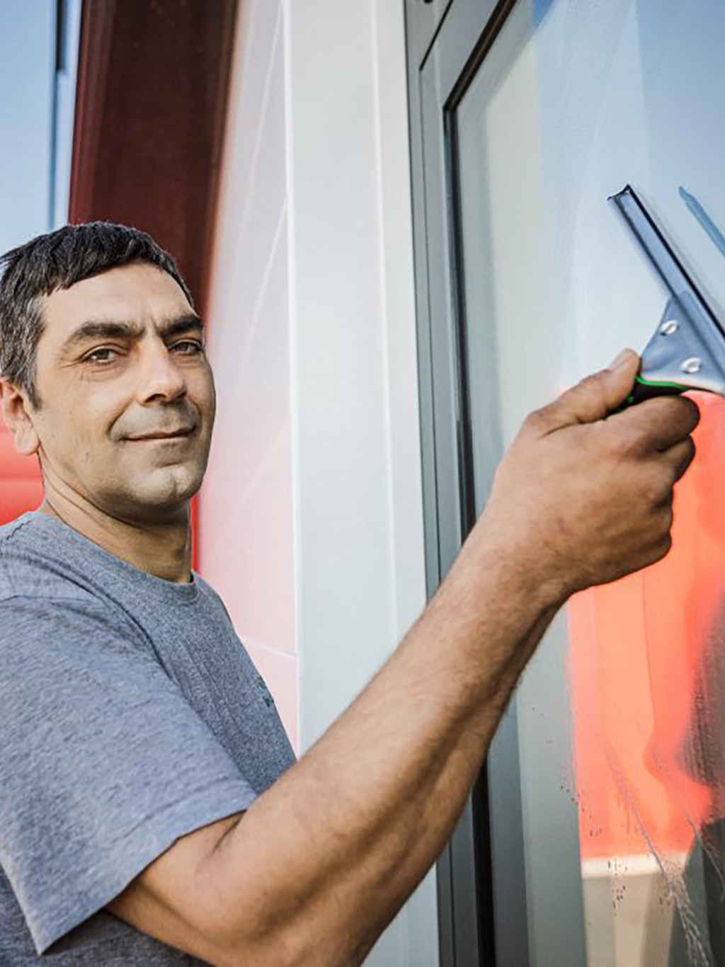 Mitarbeiter Vinzenz-Gebäudereinigung beim Fensterputzen.