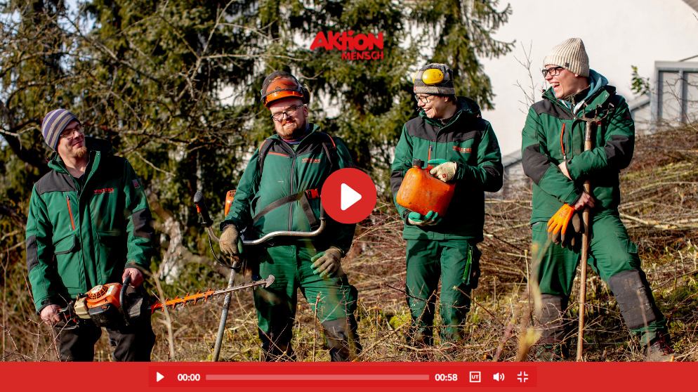 Kollegen aus dem Bereich Vinzenz GaLa Bau während der Dreharbeiten des ZDF für die Aktion Mensch