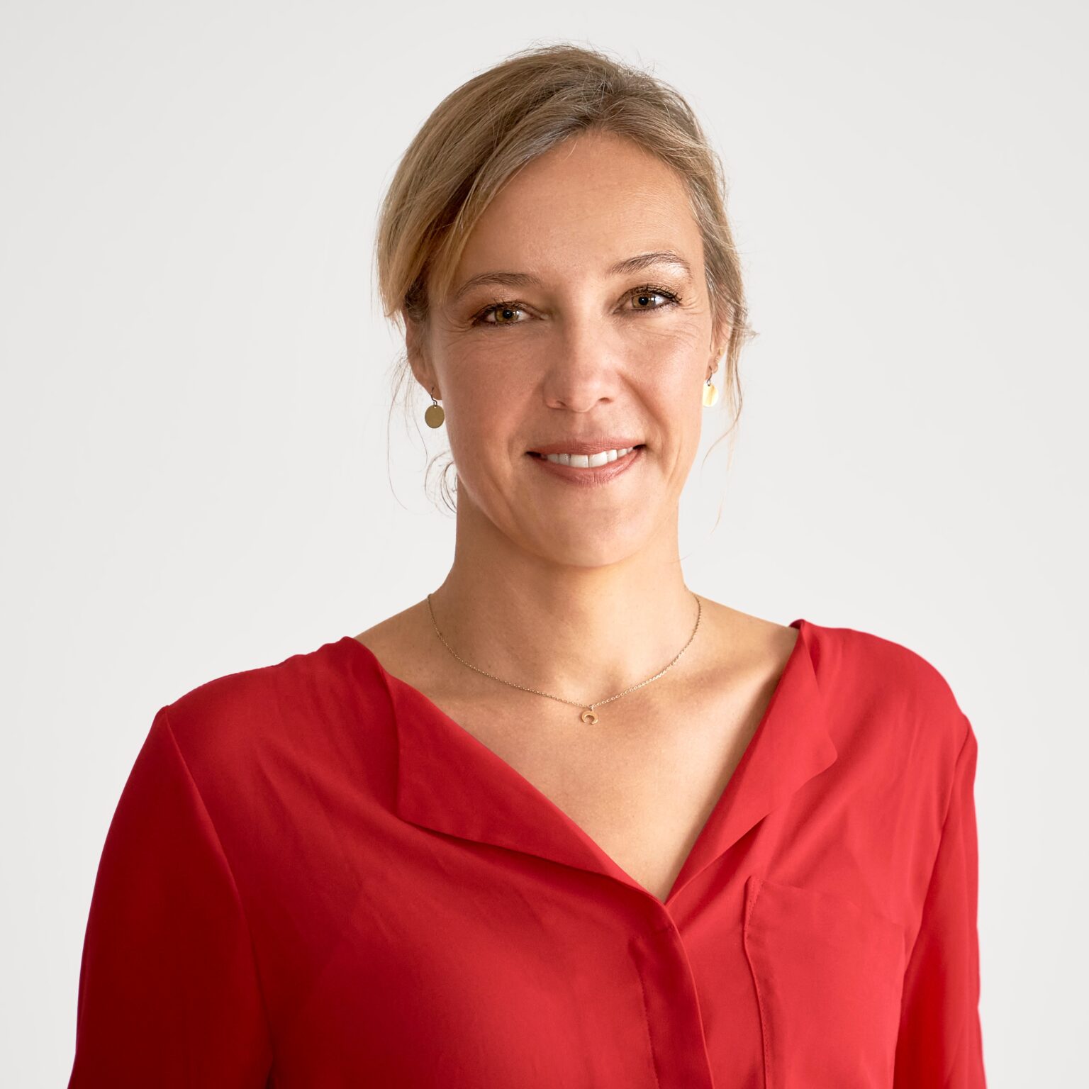 Portraitbild von Kerstin Dalke, Referentin der Geschäftsführung bei Vinzenz. Sie lächelt in die Kamera.