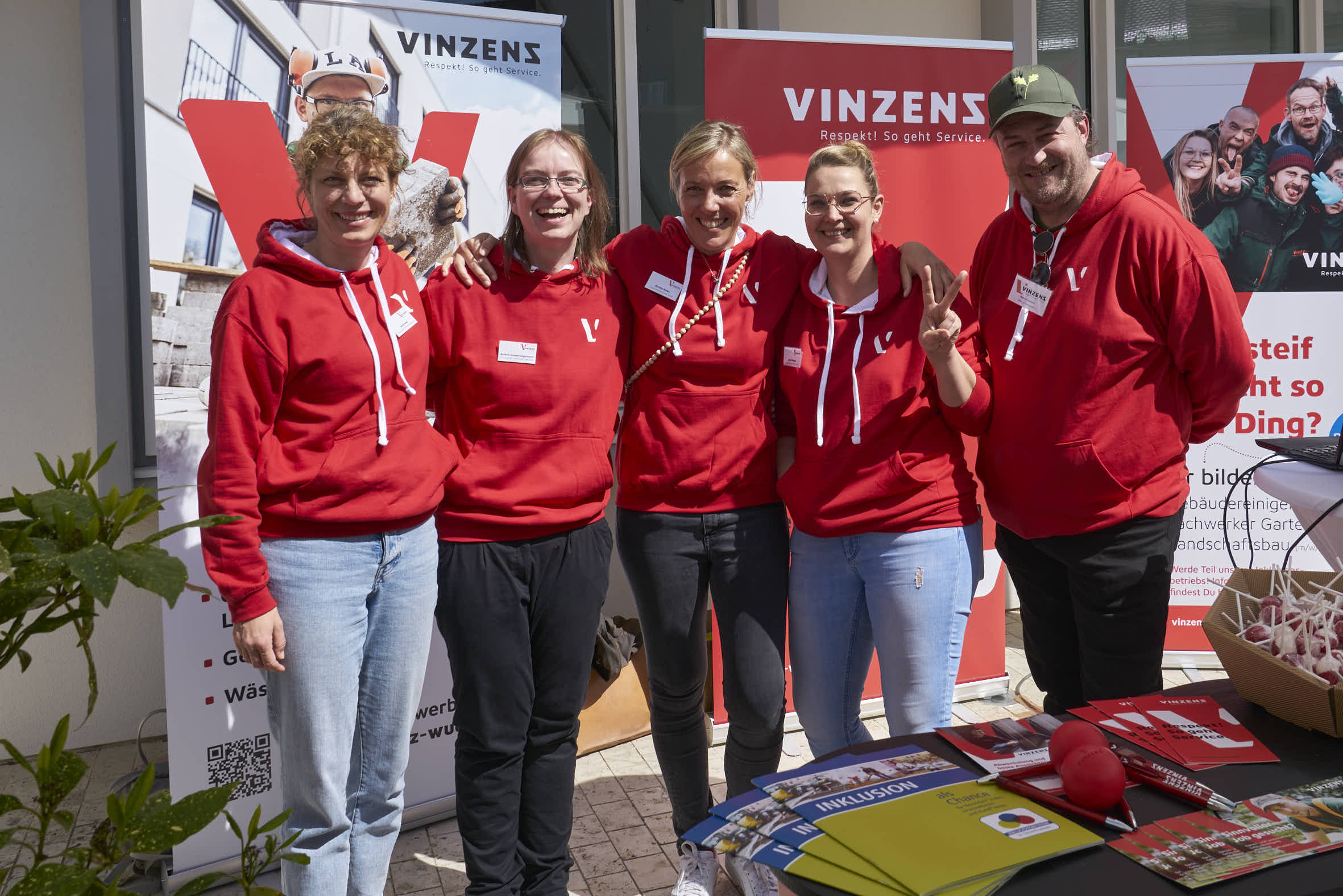 Auf dem Bild ist ein Teil der Standbesetzung von Vinzenz zur ersten Personalmesse der unterfränkischen Inklusionsbetriebe zu sehen.