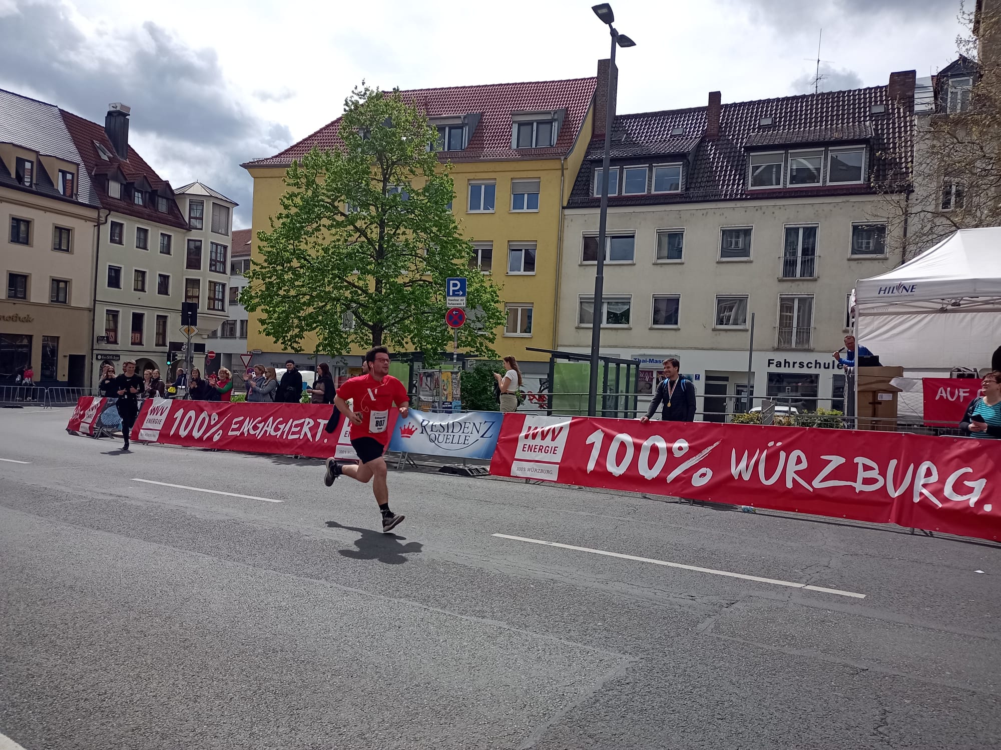 Das Bild zeigt einen der Vinzenz-Läufer in Aktion beim Würzburger WVV Marathon 2023