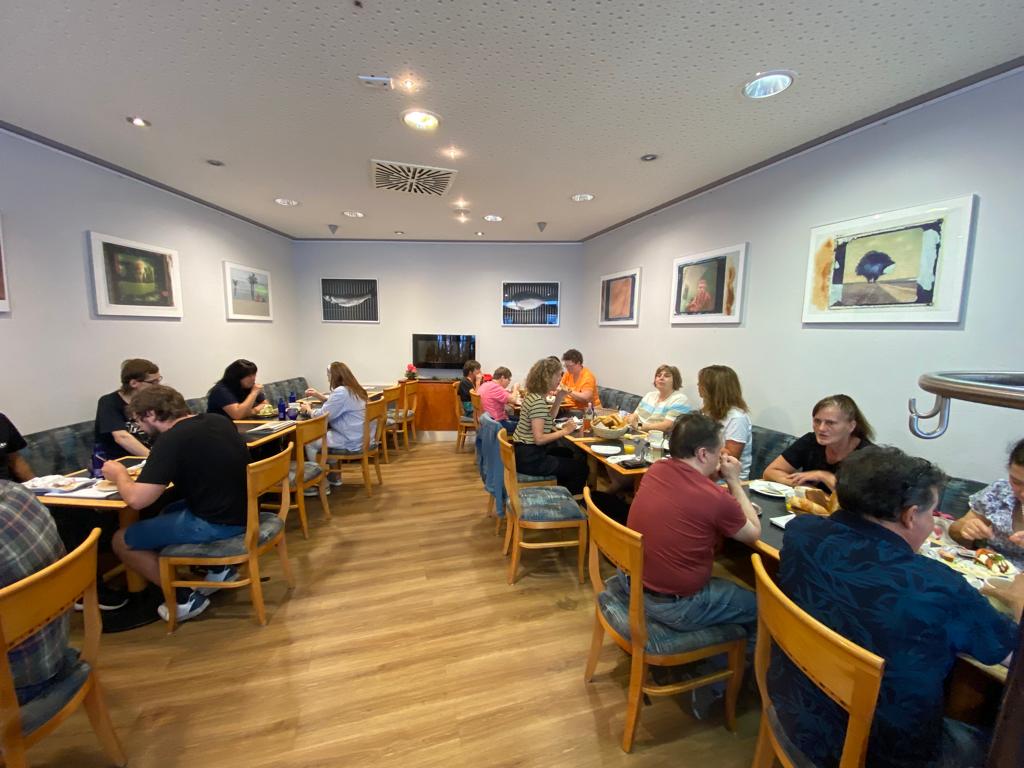Das Bild zeigt Vinzenz Mitarbeiter beim gemeinsamen Frühstücken im Cafe.