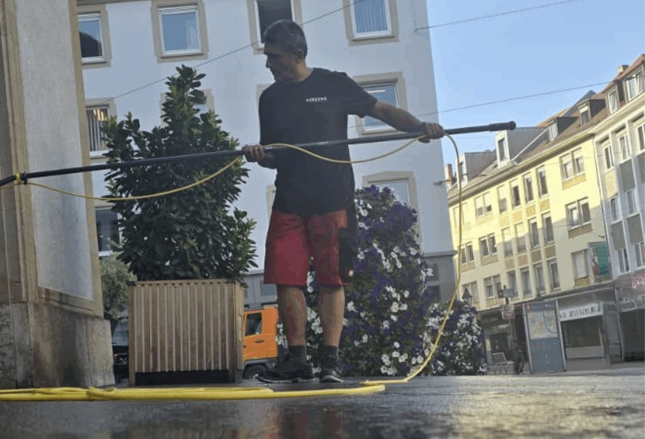 Mitarbeiter bei der Reinigung eines Schaufensters