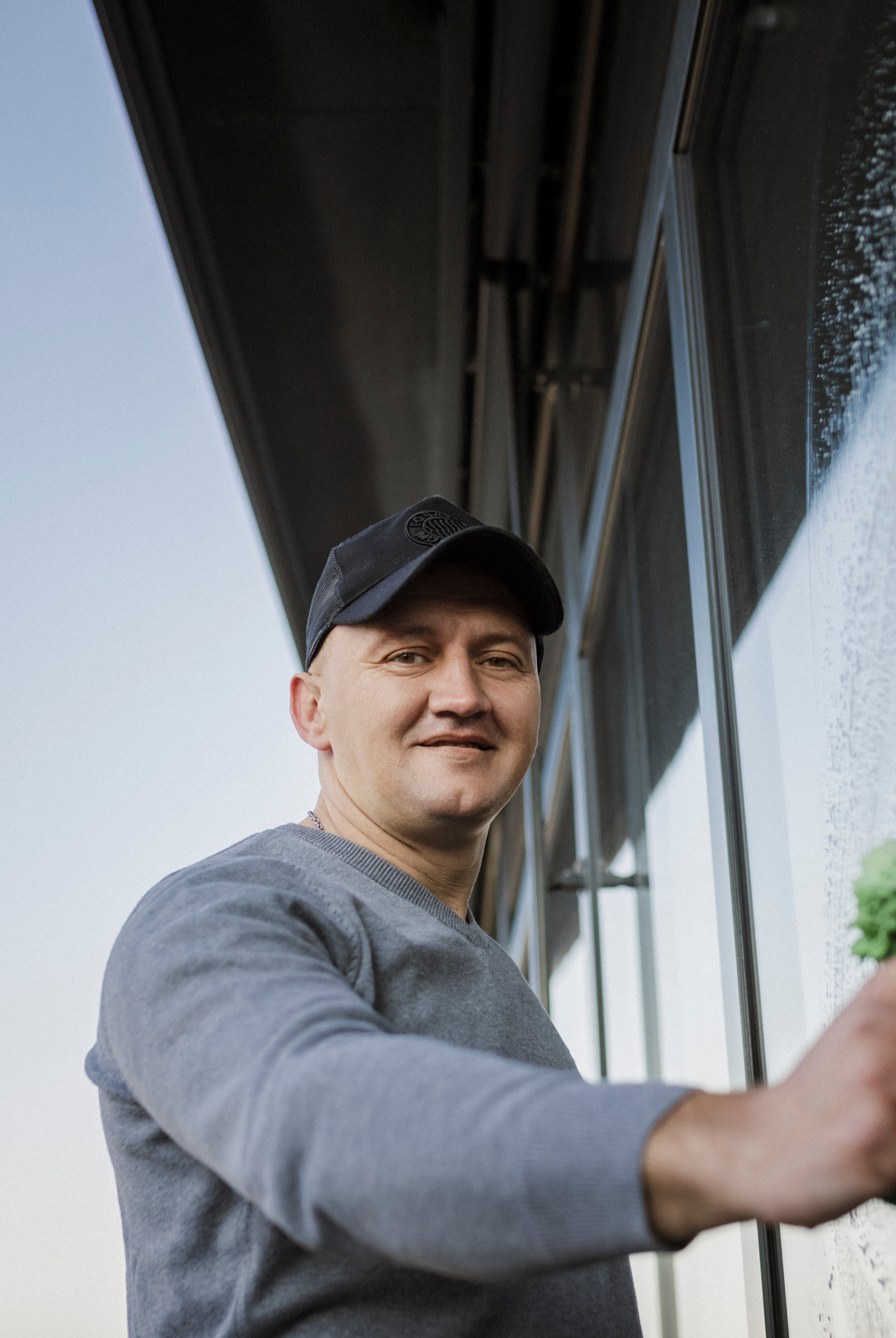 Mitarbeiter der Gebäudereinigung bei der Glasreinigung